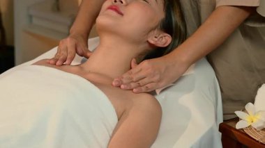 Tedavi masasında tedavi edici vücut masajından hoşlanan kadın hasta sakin bir ambiyans ile. Refah kavramı.