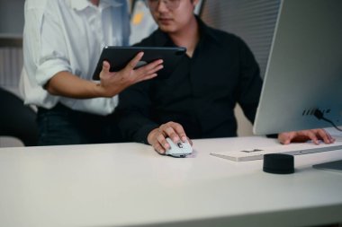 İki işadamı gece geç saatlere kadar çalışırken proje fikirlerini tartışıyor.