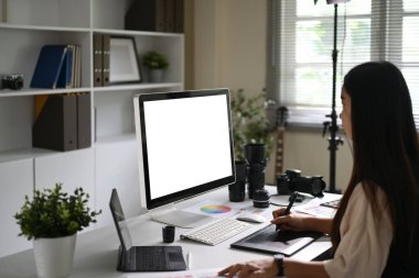 Fotoğraf makinesi olan yaratıcı bir stüdyoda çalışan bir fotoğrafçı..