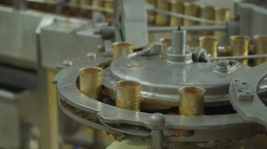 Bir balık konserve fabrikasında endüstriyel verimliliği gösteren otomatik bir konserve hattı..