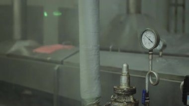 Deniz ürünleri işleme tesisinde göstergeler, vanalar ve kontrol sensörleri olan boru hattı sistemi..