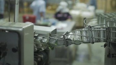 Dijital kontrol paneli bir deniz ürünleri işleme tesisinde otomatik konserve hattını izliyor.