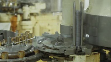 Otomatik sistem iş başında, deniz ürünlerini steril bir işlem ortamında paketliyor.