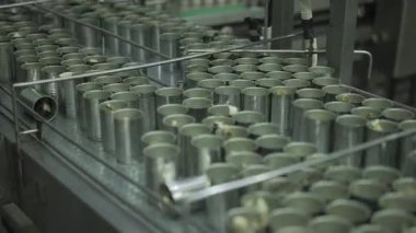 Taşıyıcı bant bir hat boyunca hareket eden yiyecek kutularıyla doludur..