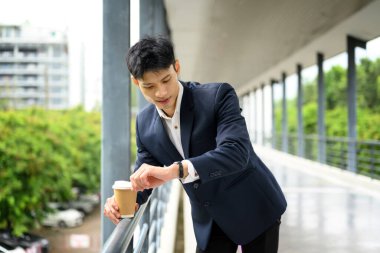 Yoğun iş günlerinde bilek nöbeti için kahve getiren bir iş adamı..