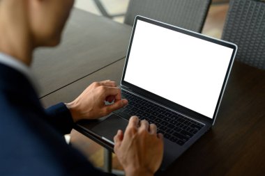 Modern ofiste beyaz ekranlı dizüstü bilgisayar kullanan işadamlarına yaklaş.