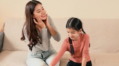 Anne ve çocuk, sıcak bir evde birlikte güzellik tedavisini paylaşıyorlar..