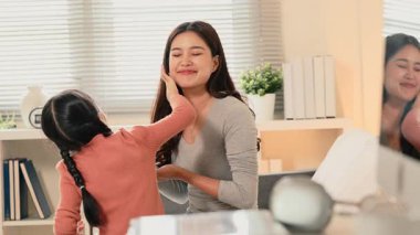 Annesinin nemlendirici sürmesine yardım eden tatlı küçük bir kız. Aile bağı kurma anı..