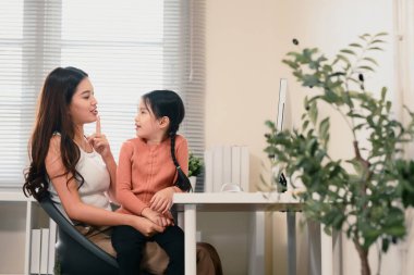 Ebeveynler çocuklarına evde bilgisayar eğitimi konusunda yardımcı olurlar..