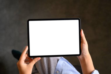 Model veya tasarım sunumu için boş ekranlı dijital tableti tutan elleri kapat.