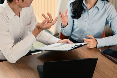 Modern ofisteki bir toplantıda bir proje üzerinde çalışan iş arkadaşları.