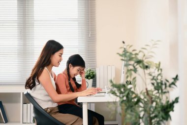 Gülümseyen anne ve kız evde Çince öğreniyorlar..