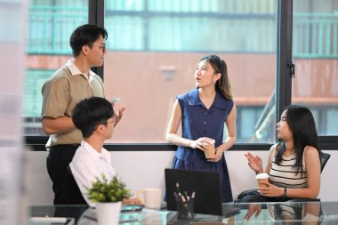 Ofis arkadaşları dinlenmek ve kahve fincanlarıyla sohbet etmek için işe ara verdiler..