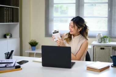 Masada gülümseyen kadın muhasebeci ve bütçe planlaması.