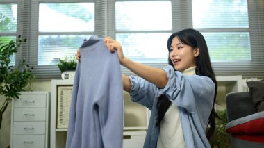 Gezgin, giysileri katlarken ve bavulları hazırlarken geziye hazırlanıyor..