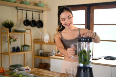 Mutfakta sağlıklı bir yaşam için taze sebzeleri karıştıran bir kadının hayat dolu sağlık sahnesi..