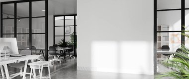 Camdan bölümler ve büyük pencerelerden yayılan doğal güneş ışığı ile modern ofisin gerçekçi üç boyutlu çizimi.