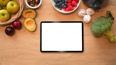 Tahta masaya taze meyve, sebze ve boş tablet ekran, sağlıklı beslenme kavramı için ideal..