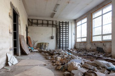 Kırık zemin, çöp ve dağınıklık terk edilmiş bir odada.