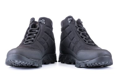 Siyah erkeklerin sonbahar botları beyaz arka planda izole edilmiş.