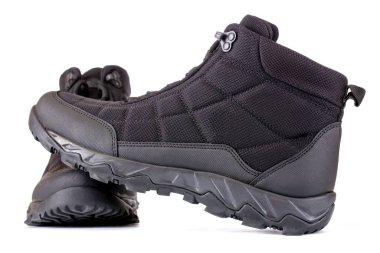 Siyah erkeklerin sonbahar botları beyaz arka planda izole edilmiş.