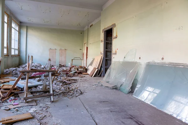 Розбита Підлога Сміття Захаращення Покинутій Кімнаті — стокове фото