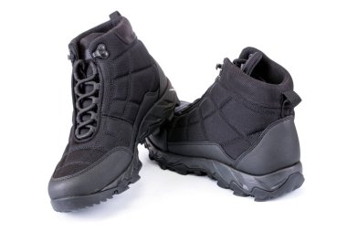 Siyah erkeklerin sonbahar botları beyaz arka planda izole edilmiş.