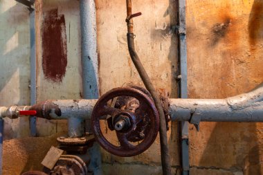 Isıtma sistemindeki eski boru vanası.