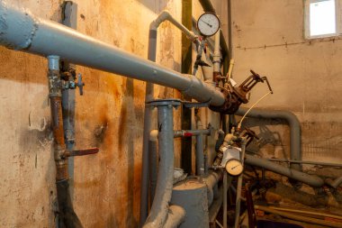 Bir konut binasının ısıtma sisteminin ızdırap verici görüntüsü