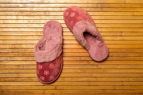 Pantofole Donna Calde Rosa Uno Sfondo Legno — Foto Stock