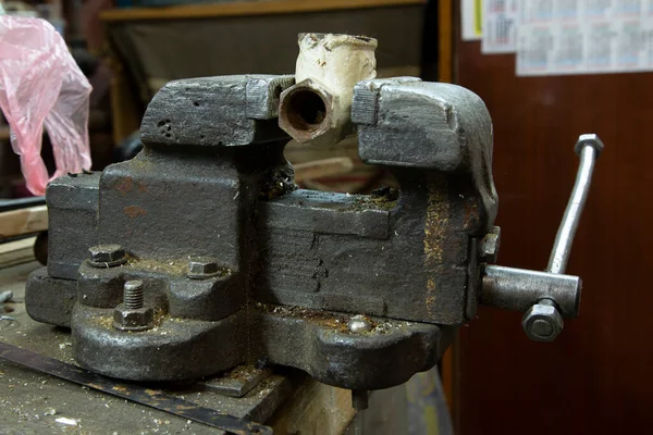 Eski Metal Mengene Klemplenmiş Bir Boru Parçası — Stok fotoğraf