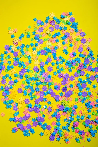 Abstrakt Bakgrund Färgade Blommor Gul Bakgrund — Stockfoto