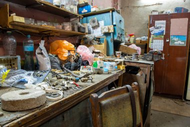 Odanın içi dağınık ve farklı nesnelerle dolu.