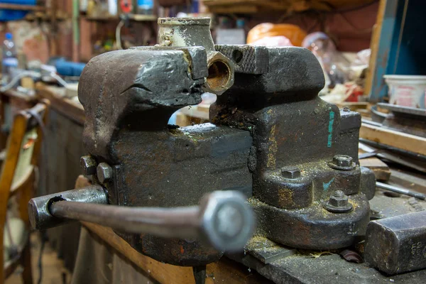 Oude Metalen Bankschroef Met Een Geklemd Stuk Pijp Close — Stockfoto