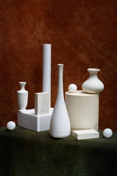 Stillleben Mit Weißen Vasen Und Weißen Figuren — Stockfoto