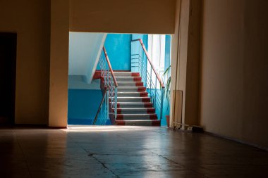 Konut binasının içindeki merdivenlerin görüntüsü.