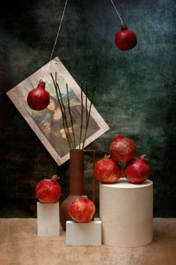 Olgun narlar ve Mona Lisa 'nın resmiyle dolu bir hayat.