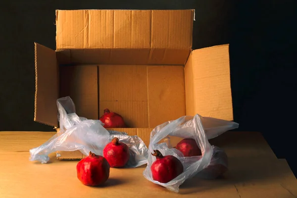 Zralé Červené Granátové Jablko Stole Papírové Krabici — Stock fotografie