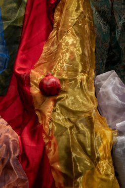 Renkli kumaş ve olgun nar parçalarının arka planı