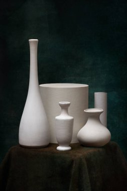 Beyaz vazolar ve beyaz figürlerle hayat