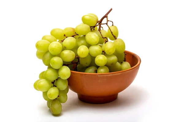 Een Bos Rijpe Druiven Een Bord Een Witte Achtergrond — Stockfoto