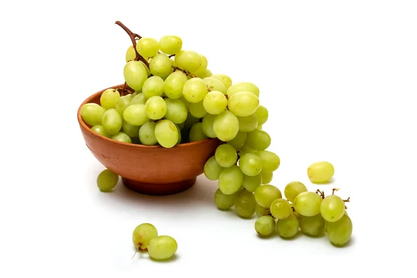 Een Bos Rijpe Druiven Een Bord Een Witte Achtergrond — Stockfoto