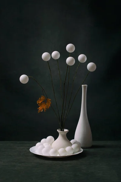 Stillleben Mit Weißen Kugeln Einer Weißen Vase — Stockfoto