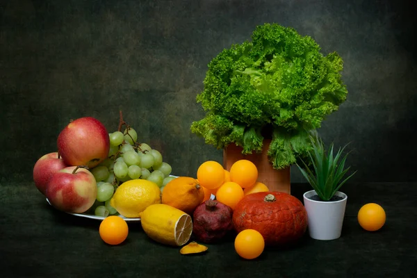 Bodegón Con Frutas Verduras Plantas Bolas —  Fotos de Stock