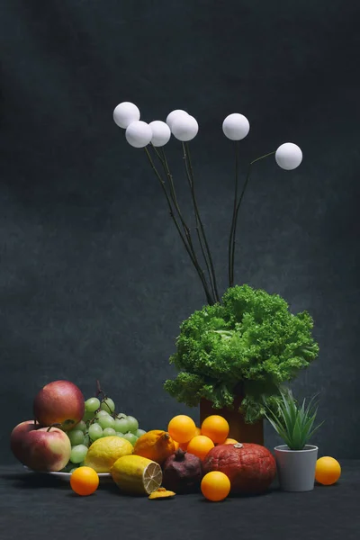 Natureza Morta Com Frutas Legumes Plantas Bolas — Fotografia de Stock