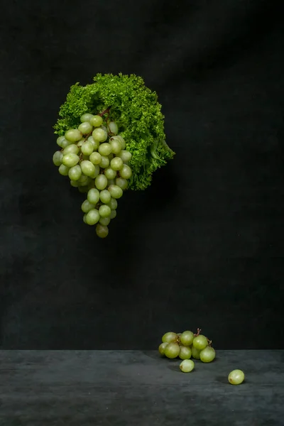 Eine Traube Reifer Trauben Mit Grünen Salatblättern Auf Dunklem Hintergrund — Stockfoto