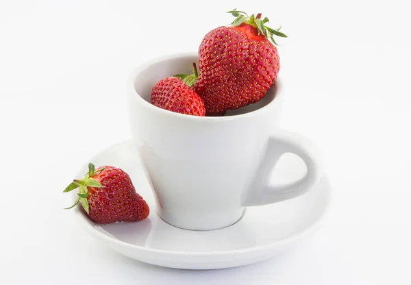 Reife Rote Erdbeeren Einer Tasse Auf Weißem Hintergrund — Stockfoto
