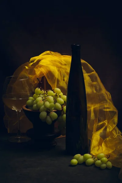 Νεκρή Φύση Σταφύλια Κρασί Και Κίτρινο Πανί — Φωτογραφία Αρχείου