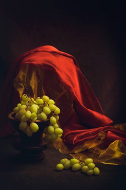 Üzümlü, sarı ve kırmızı kumaşlı