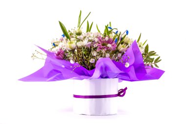 Beyaz arka planda güzel bir buket çiçek.